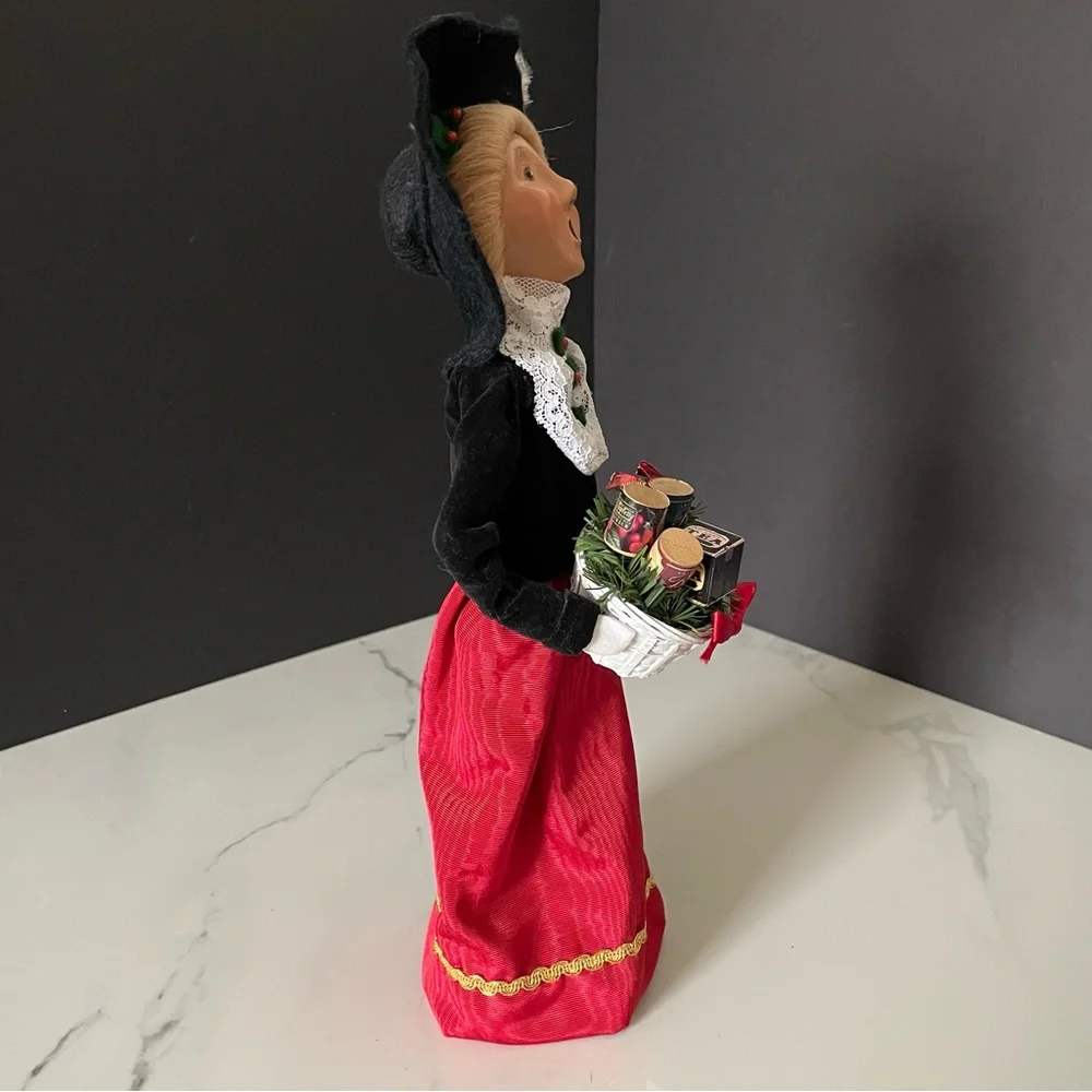 Holiday Shopper Woman with Big Hat - Crabtree & Evelyn Caroler - Byer's Choice